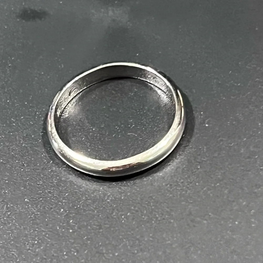 PRE-LOVED AUTHENTIC 14K SOLID WHITE GOLD BAND. - Picture 4 of 8
